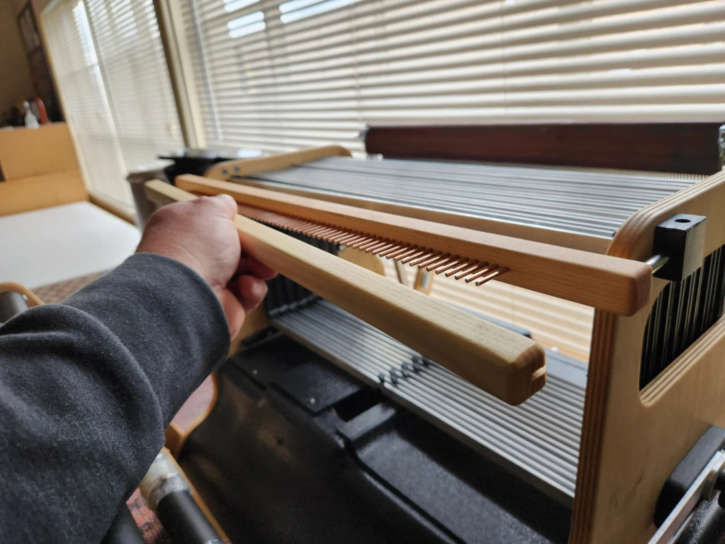 Anwendung des integrierten Reedekamm am AVL Little Weaver 2 zur gleichmäßigen Verteilung der Kettfäden
