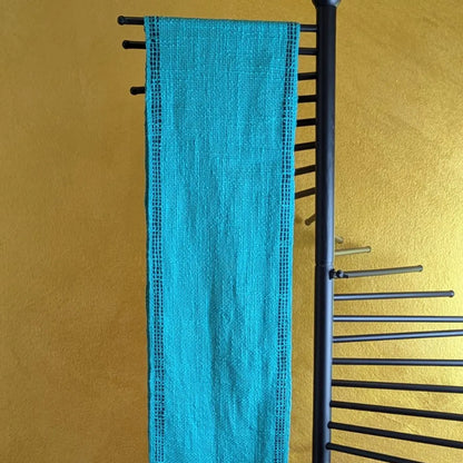 Türkiser handgewebter Schal mit schwarzen Akzenten am Ständer – Rigid Heddle Loom Webprojekt