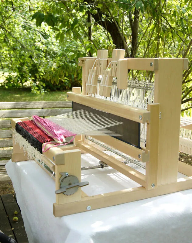 Toika Leena Tischwebstuhl beim Weben im Freien