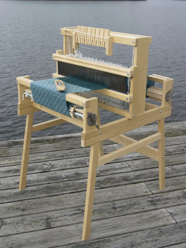 Toika Leena Webstuhl mit 8 Schäften auf Holzstativ am See