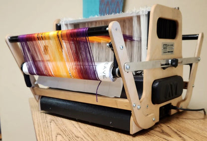 AVL Little Weaver 2 computergesteuerter Tischwebstuhl beim Aufbäumen einer farbigen Kette