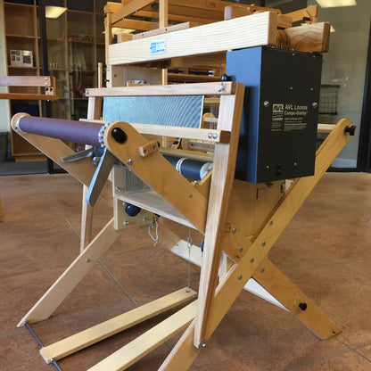 Rückansicht der AVL Workshop Dobby Loom mit Compu-Dobby® 5 Steuerung, X-Frame-Gestell und integriertem Kettbaumsystem