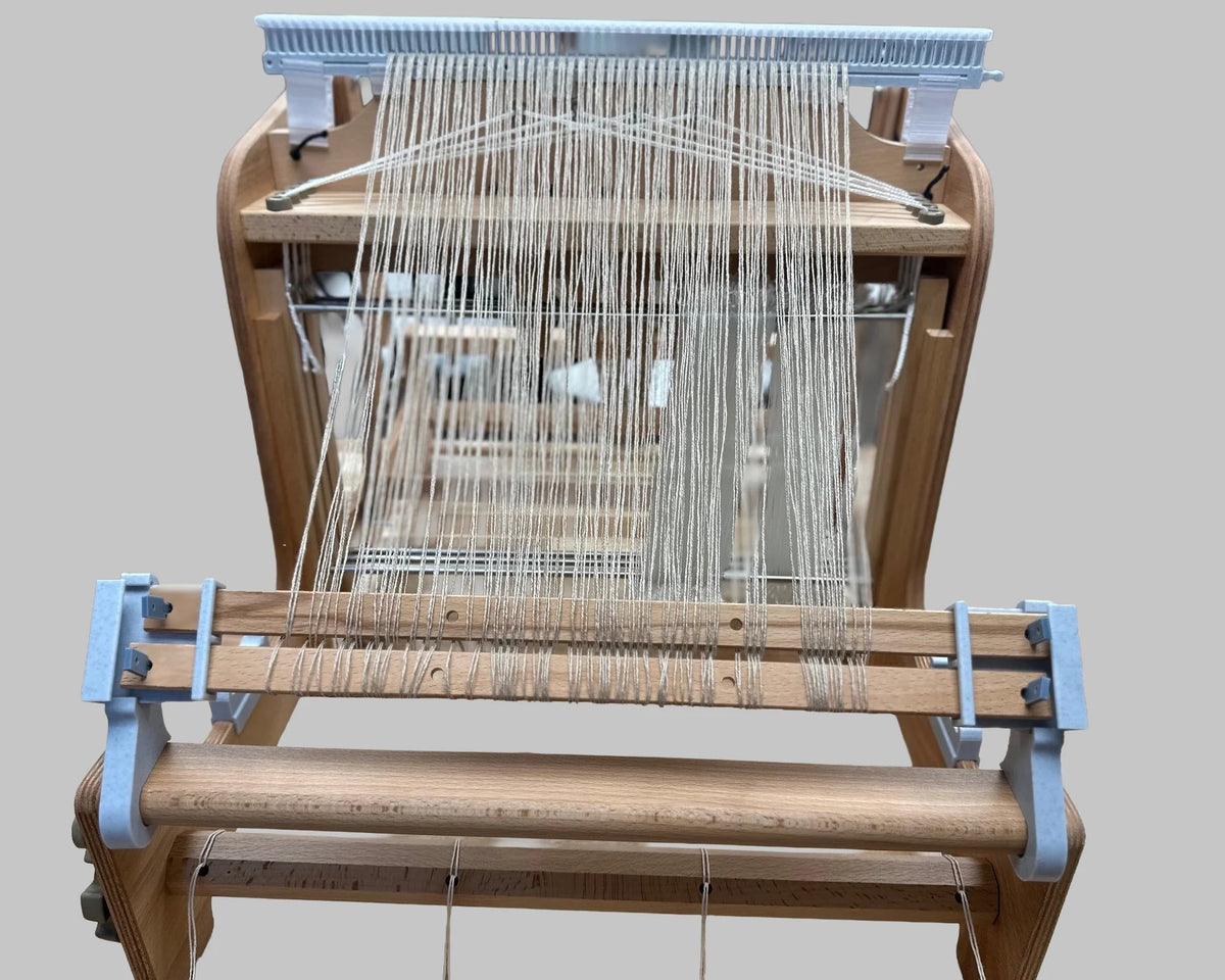 LoftyFiber Reedekamm am Ashford Webstuhl beim Aufbäumen