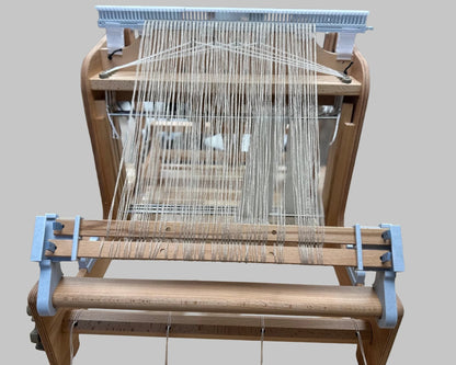 LoftyFiber Reedekamm am Ashford Webstuhl beim Aufbäumen