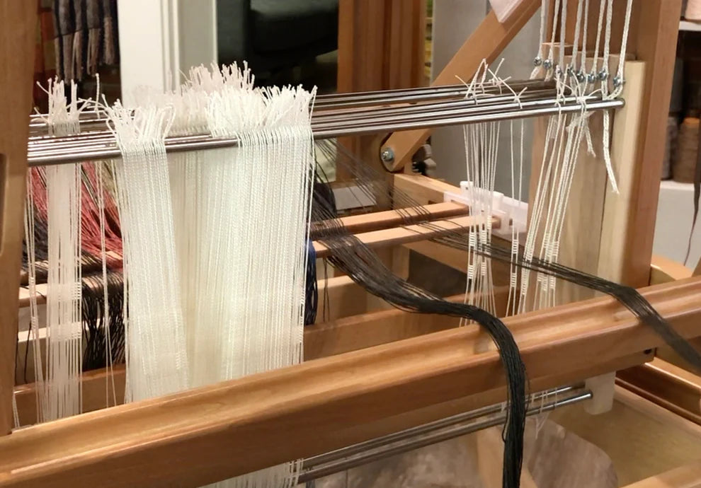 LoftyFiber Helping Hands beim Einziehen der Kettfäden am Ashford Tischwebstuhl