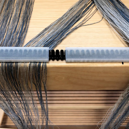 LoftyFiber Reedekamm (Raddle Caps) Abdeckung auf Louet Webstuhl mit verteilten Kettfäden beim Schären
