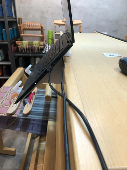 LoftyFiber Computer-/Tablet-Halter am Louet Megado – Seitenansicht
