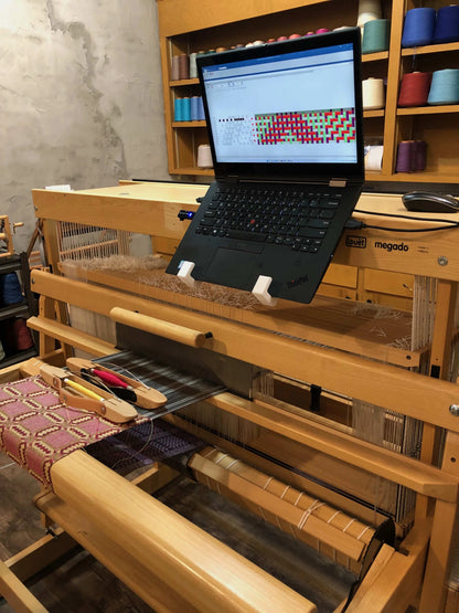 LoftyFiber Computer-/Tablet-Halter am Louet Megado Webstuhl – Vorderansicht