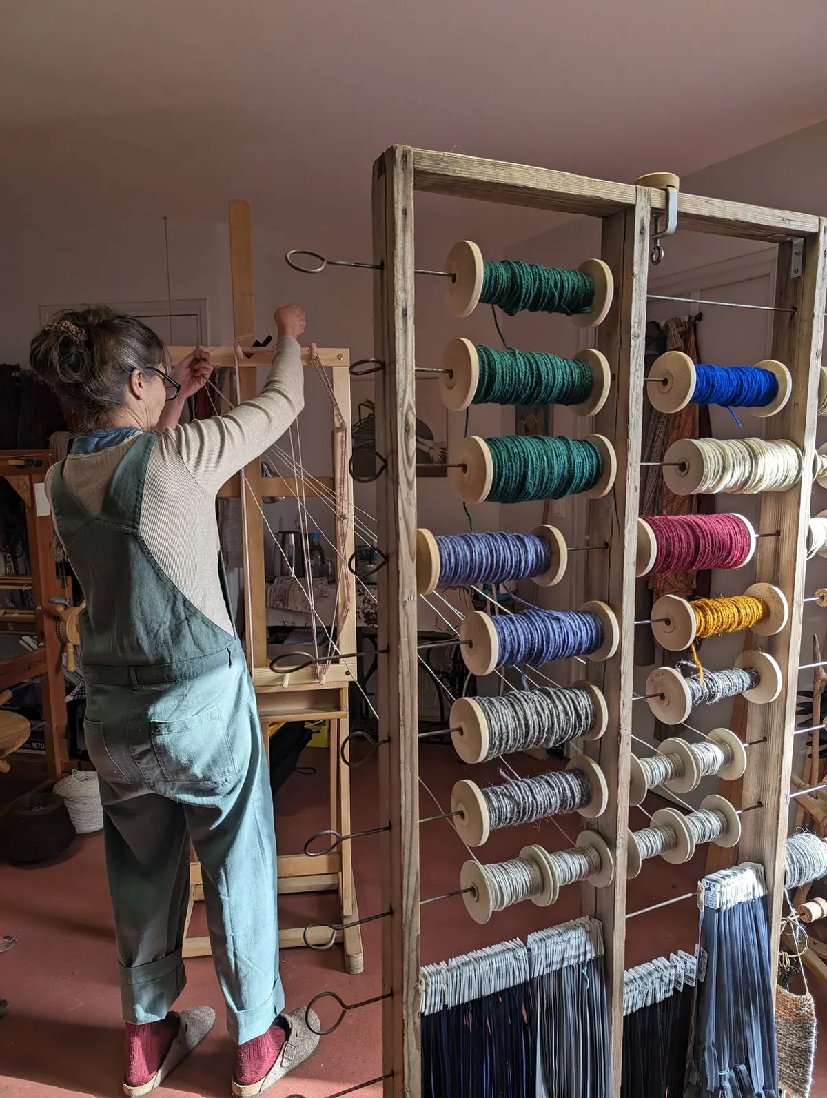 Stage chaîne : ourdissage d'une chaîne avec un cantre de bobines de laine, cours de tissage dans le Cantal